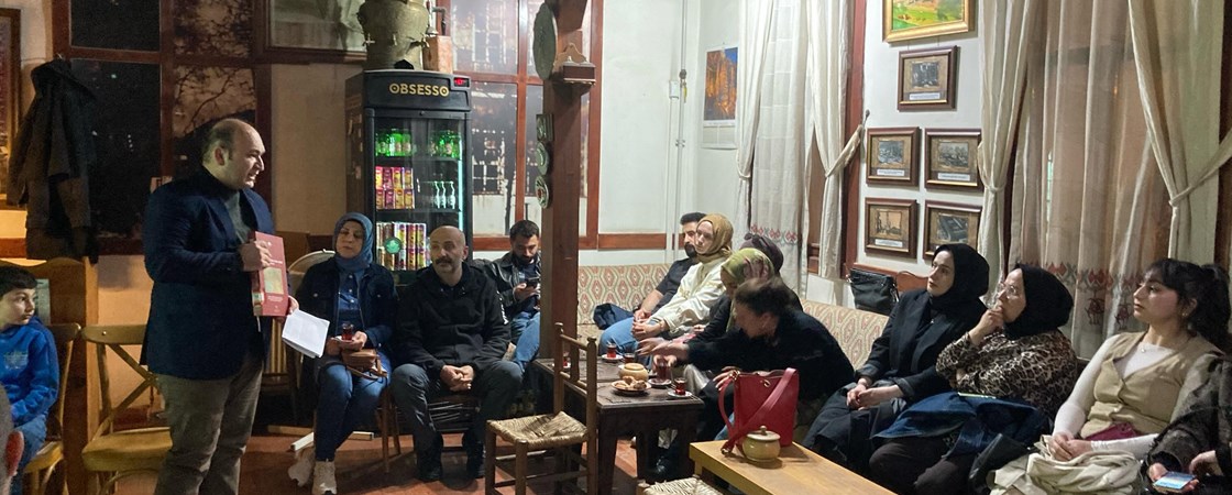 Salı Sohbetleri’nin bu haftaki konuğu, değerli hocamız Prof. Dr. İsmet Türkmen.
Kuvâ-yı Milliye ruhunun Anadolu’daki örgütlenme sürecinde yerel dinamiklerin rolü yadsınamaz. Bu hafta Salı Sohbetleri, Tokat’ın bu süreçteki stratejik önemini ve yerel halkın direnişe katkılarını akademik bir perspektifle ele alıyor.
Tokat’ın Milli Mücadele dönemindeki kahramanca direnişini, yerel dinamikleri ve tarihin arka planını hocamızın ağzından dinleyeceğiz.
✨ Tarihin izinde bir akşam için Tarihi Yüksek Kahve’de buluşalım!